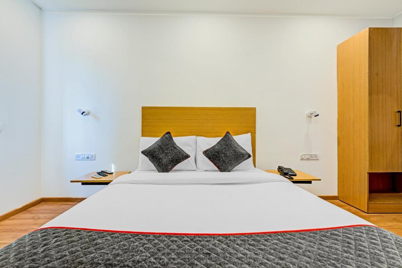 Oyo Townhouse 74871 Thoraipakkam Hotell Chennai Exteriör bild