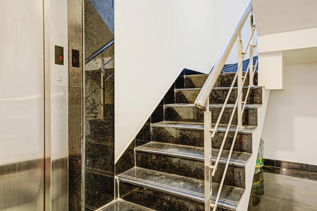 Oyo Townhouse 74871 Thoraipakkam Hotell Chennai Exteriör bild