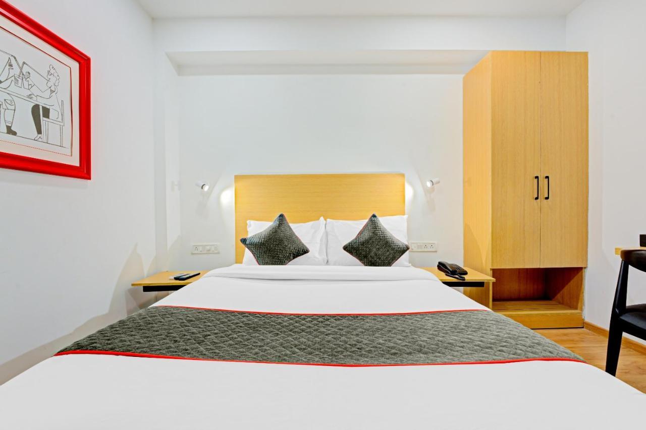 Oyo Townhouse 74871 Thoraipakkam Hotell Chennai Exteriör bild