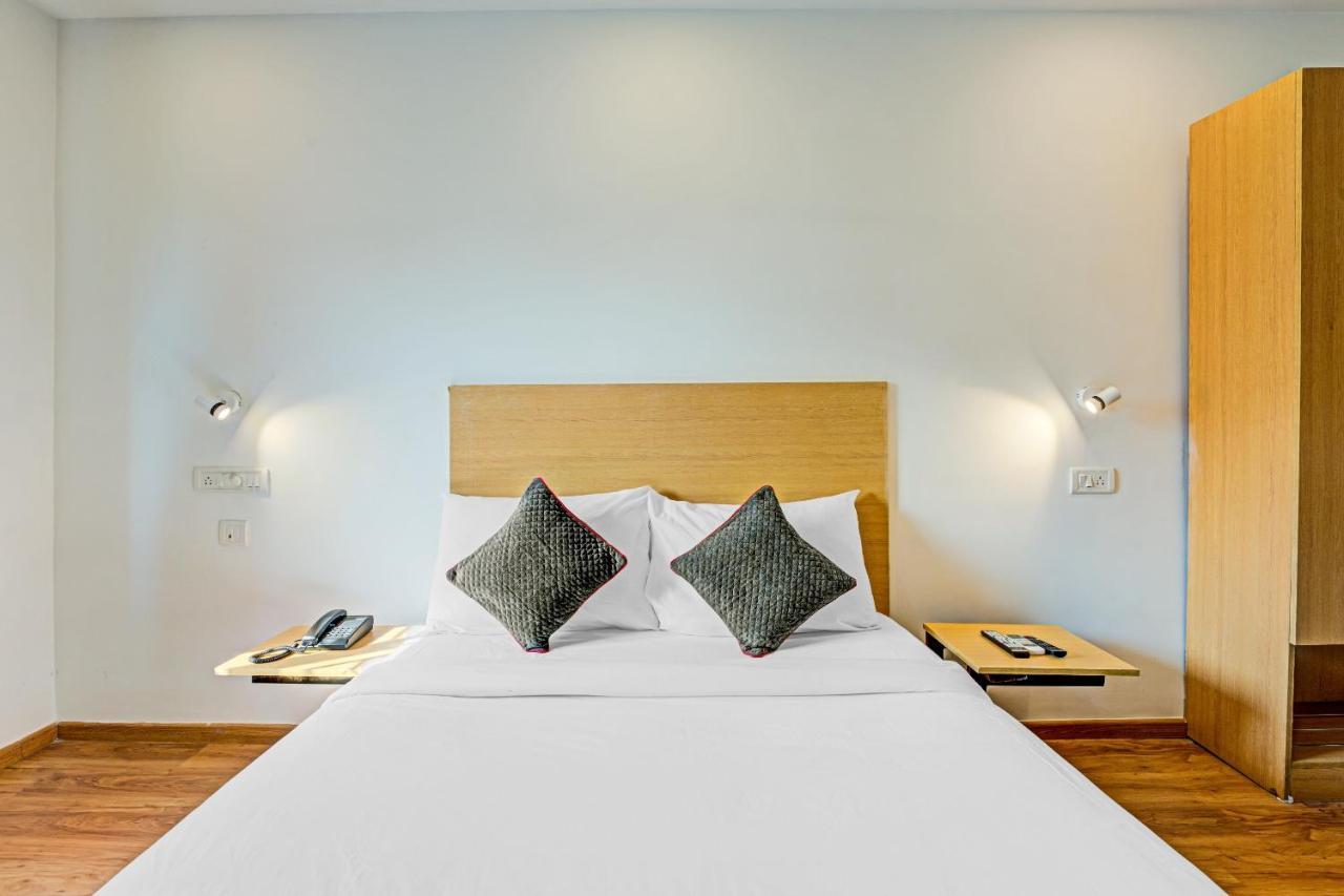 Oyo Townhouse 74871 Thoraipakkam Hotell Chennai Exteriör bild