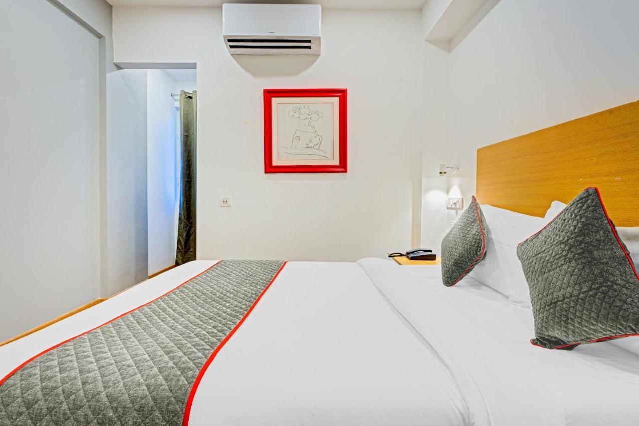 Oyo Townhouse 74871 Thoraipakkam Hotell Chennai Exteriör bild