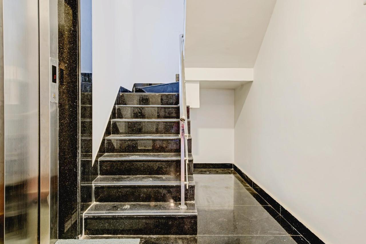 Oyo Townhouse 74871 Thoraipakkam Hotell Chennai Exteriör bild